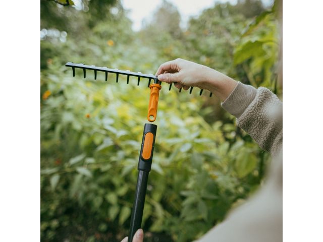 Image 8 Fiskars OneClick Soil Rake 14 prongs