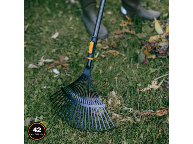 Image 2 Fiskars OneClick Leaf Rake metal fan