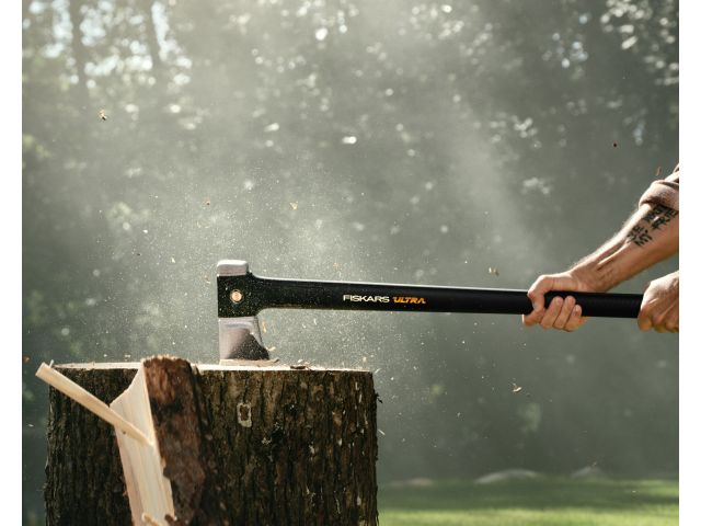 Image 13 Fiskars ultra splitting axe U32